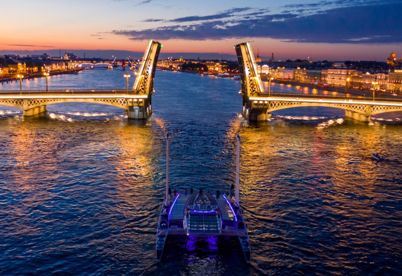 Le catamaran Energy Observer de nuit, un pont s’ouvrant pour le laisser passer