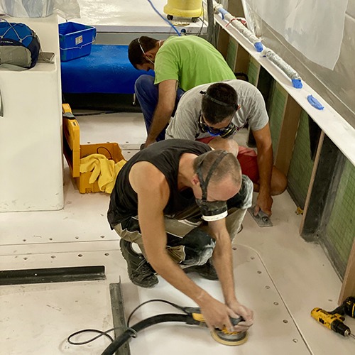 Travail de finition du bateau The New Era au chantier naval de la Ciotat