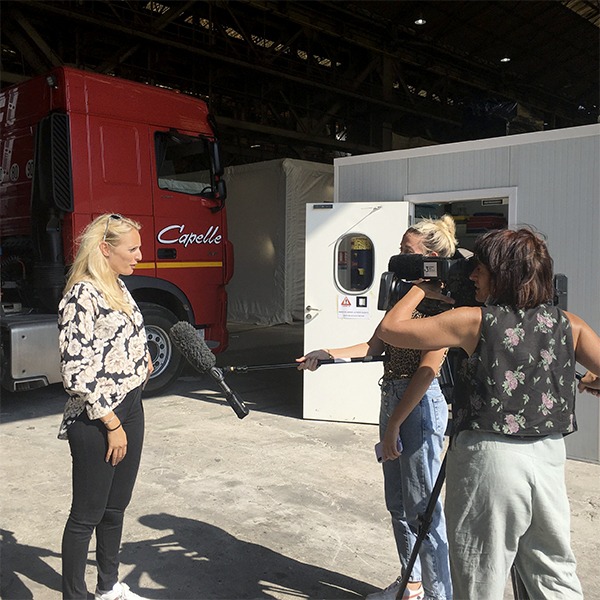Chloé ZAIED en pleine interview sur la première sortie du yacht The New Era