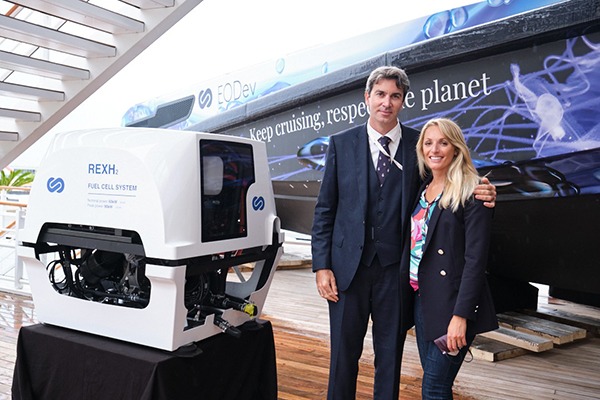 Chloé ZAIED, CEO d’HYNOVA et Jérémie Lagarrigue, DG d’EODEV, notre partenaire officiel, posant devant le yacht The New Era.