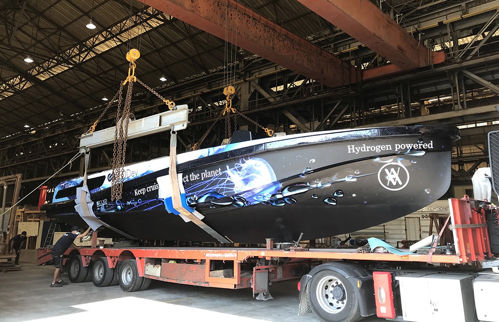 Première sortie du yacht à hydrohène vert HYNOVA hors du chantier naval de la Ciotat