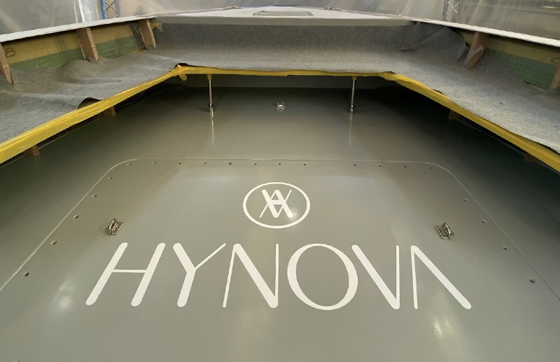 Logo HYNOVA appliqué sur le sol du Yacht à hydrogène vert