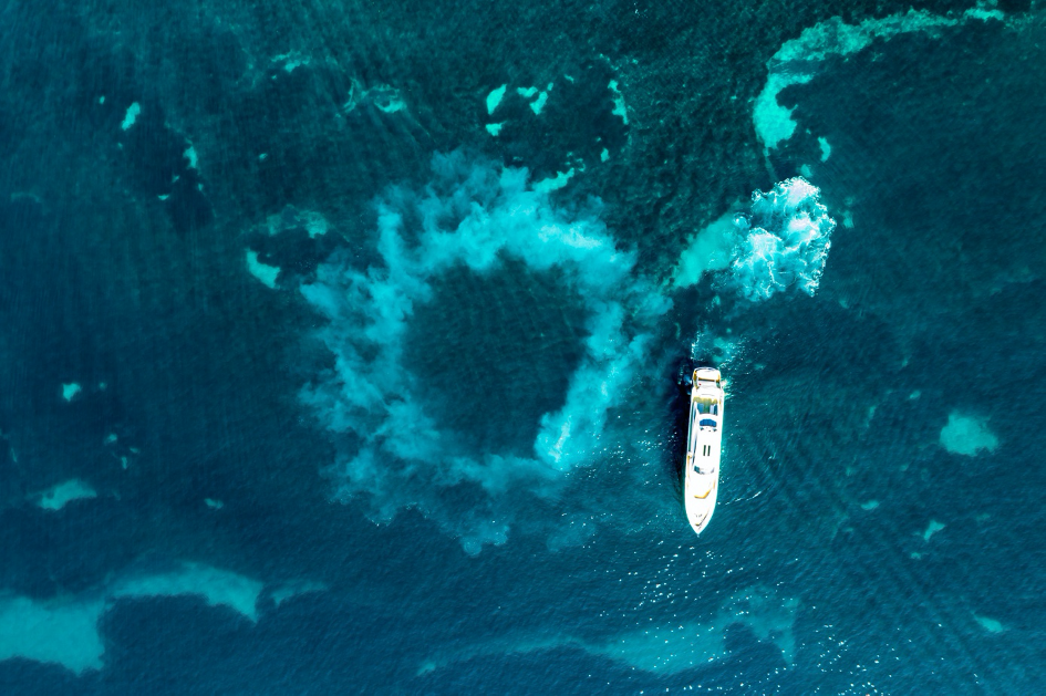 yacht en mer vu du dessus